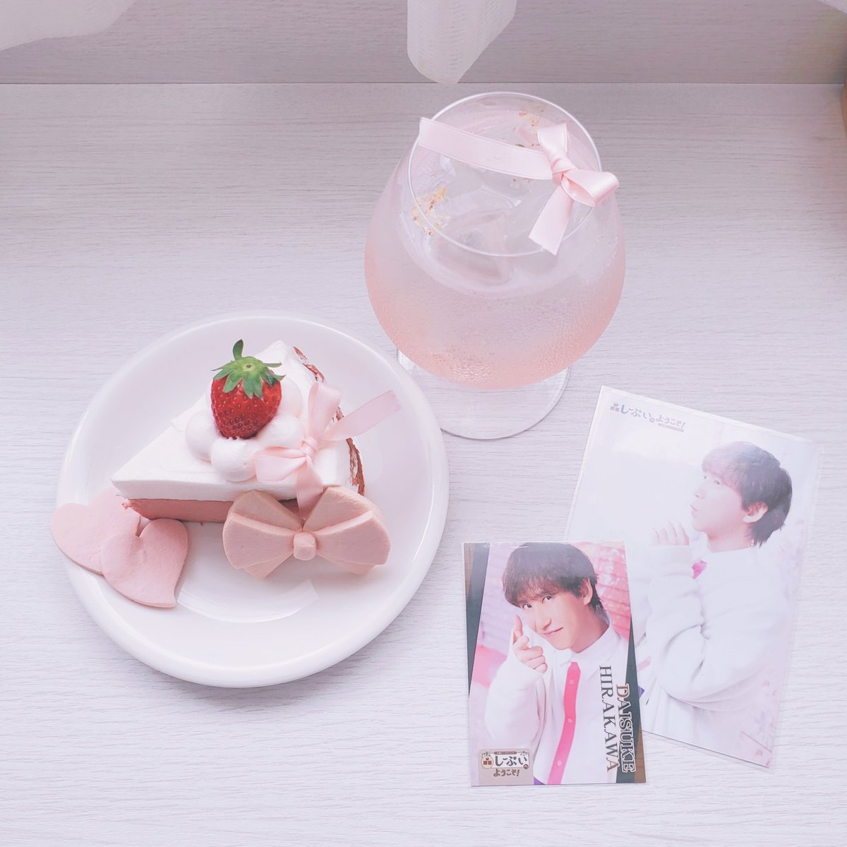 hira_0604's tweet photo. お誕生日のお出掛け✧︎
タキシードに合わせてとびきりキュートなピンクでお祝い🩷️
平川さんもケーキも可愛くて、目もお口も幸せでした！

ローズモクテル
お色は淡くても はっきりとした薔薇の香り🌹
薔薇の氷も可愛かった！

大好きなリボンと思い出のハートも🎀❤
#平川大輔
#平川大輔誕生祭2026 https://t.co/ZuHsYsnIDs