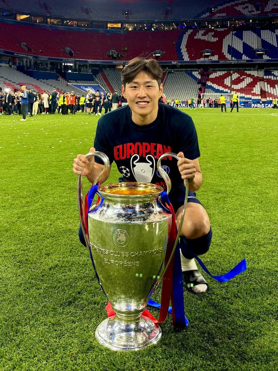 atletiuniverse's tweet photo. 💣🚨 BREAKING: Atlético Madrid are working on a deal to sign Kang-in Lee from PSG and, in parallel, are considering a summer tour of South Korea with the dream of having the player as the star attraction.

Kang-in Lee is one of Mateu Alemany’s top priorities this summer, and the player WANTS the move.

Atlético are fully aware that PSG will demand a significant fee, but they are CONVINCED he is worth the investment.

The club sees his signing not only as a major sporting boost, strengthening both the wing and attacking midfield positions, but also as a strategic move due to his immense popularity in South Korea and across Asia, where he could attract sponsors and commercial opportunities.

Whether the tour happens or not, Atlético’s primary objective remains the same: bringing the PSG star to the Metropolitano.

@marca