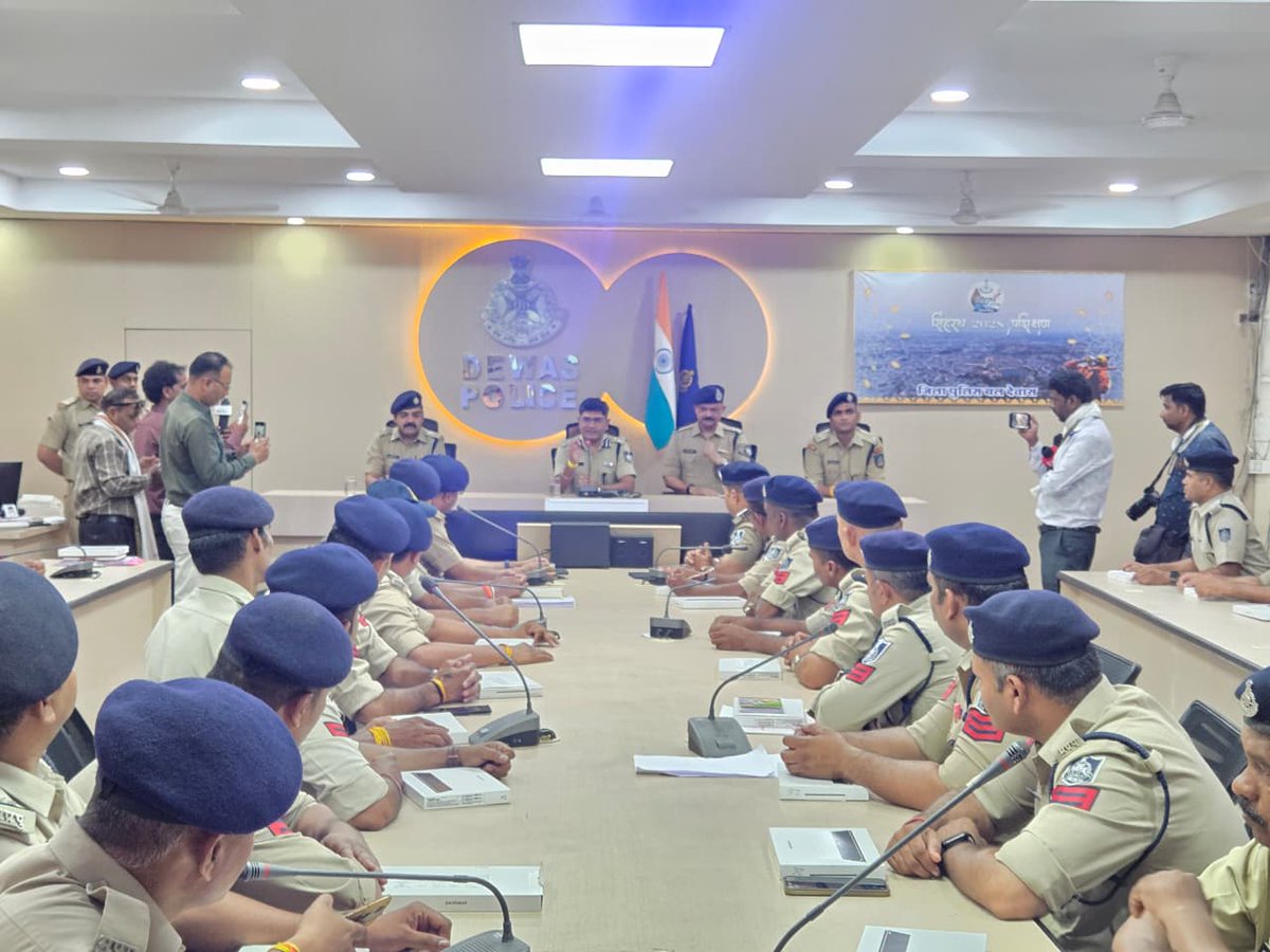 SpDewas's tweet photo. सुरक्षा, सेवा और समन्वय — सिंहस्थ-𝟐𝟎𝟐𝟖 के लिए संकल्पित पुलिस

•उज्जैन रेंज के 𝐃𝐈𝐆 श्री नवनीत भसीन ने सिंहस्थ-𝟐𝟎𝟐𝟖 प्रशिक्षण सत्र में पुलिस अधिकारियों एवं कर्मचारियों को भीड़ प्रबंधन, यातायात, आपदा प्रबंधन एवं जनसेवा संबंधी महत्वपूर्ण मार्गदर्शन प्रदान किया।

• 𝟔𝟐 अधिकारी-कर्मचारी प्राप्त कर रहे हैं विशेष प्रशिक्षण।

•सुरक्षित श्रद्धालु • सुव्यवस्थित सिंहस्थ • सक्षम पुलिस

@IgpUjjain
@DigUjjain
@JansamparkMP
@MPPoliceDeptt
@PROJSDewas