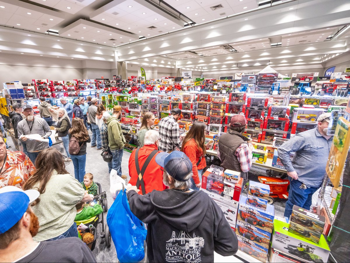 KYNFMS's tweet photo. A packed show floor every year 😍

300,000+ people showing up at the National Farm Machinery Show never gets old 🚜 https://t.co/TW2Y1oY6bO
