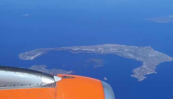 andy_hobs's tweet photo. Flying over #Santorini to #Crete. If I was a younger man I would set up a home here, beautiful Island and lovely people, been there three times and loved every moment of it https://t.co/jwoeJLfxZP