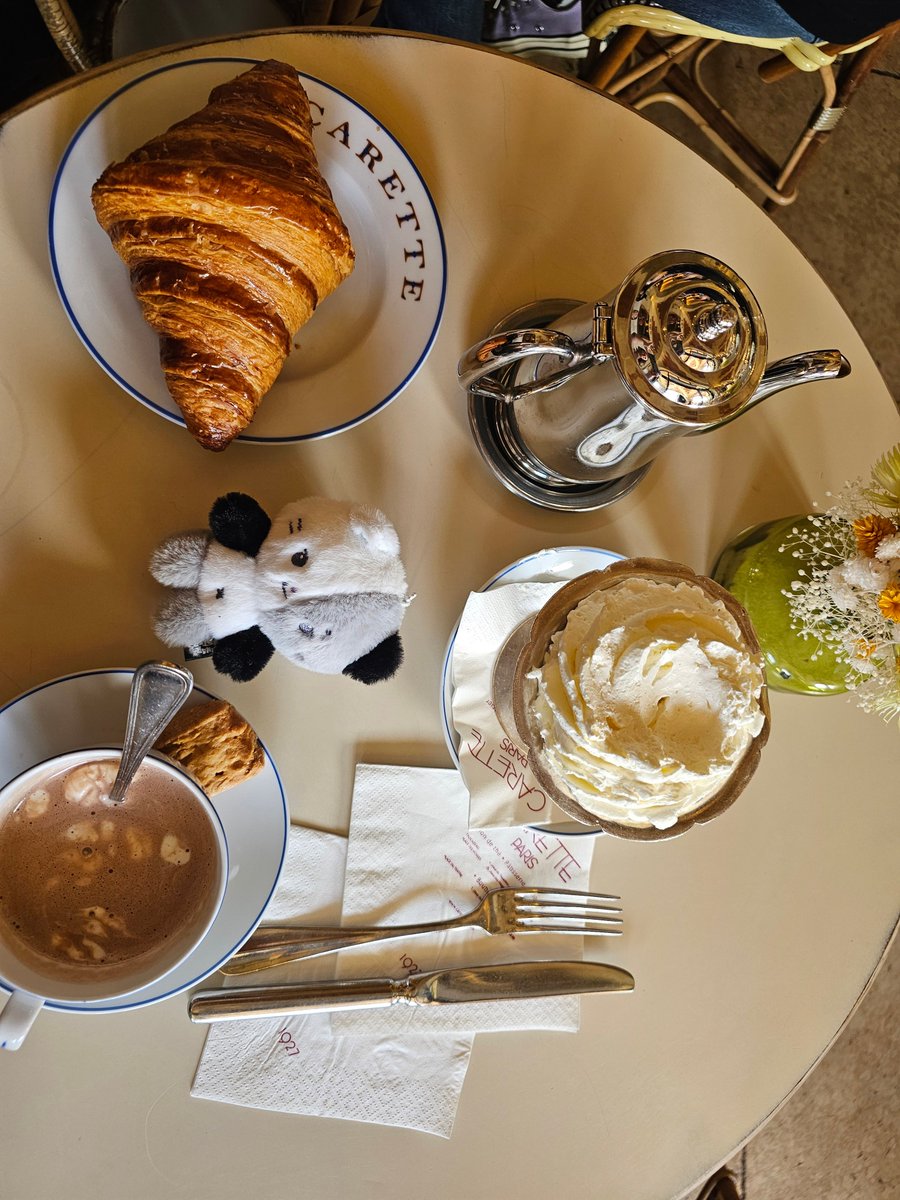 Straykat5's tweet photo. Pre-queue treat 🥐 https://t.co/J4ibKlDOoi
