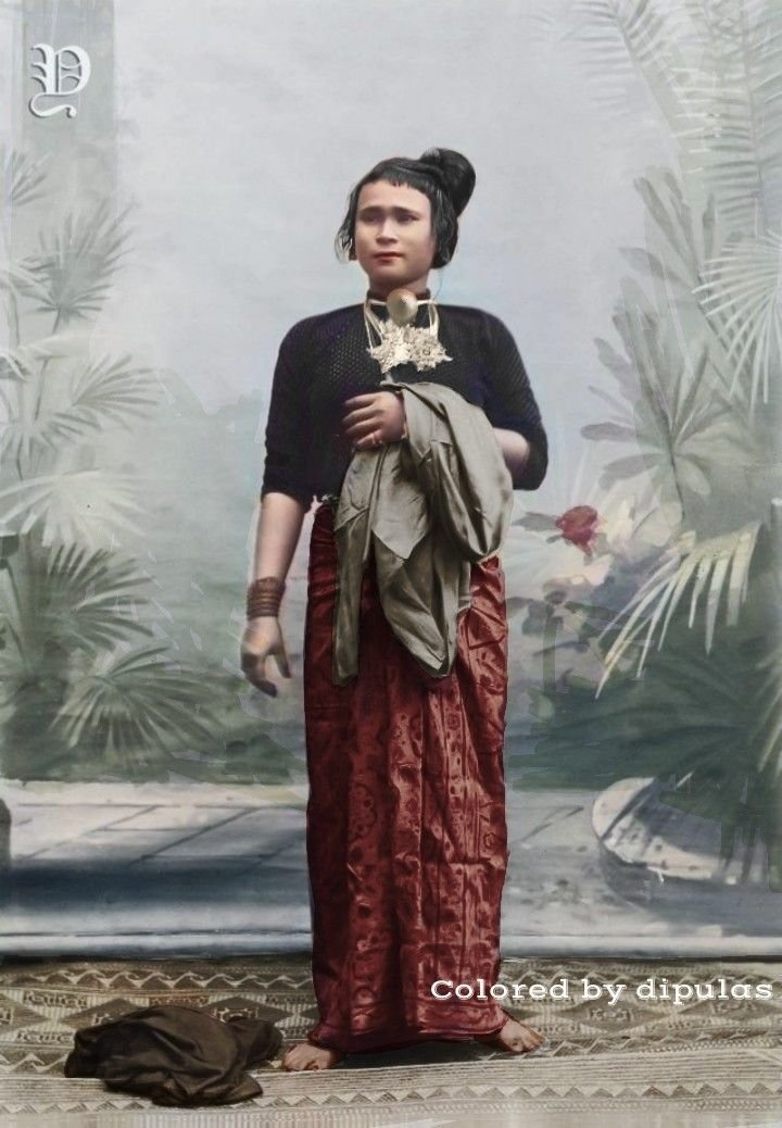 pinguhanu's tweet photo. rill nemu ini juga di Pinterest. makin jatuh cinta sama baju tradisional indonesia yg pada zamannya siluet bajunya cantik dan chic maksimal 😭
Skrg kyk pada kena nerf semua https://t.co/qHwYGNDVXl