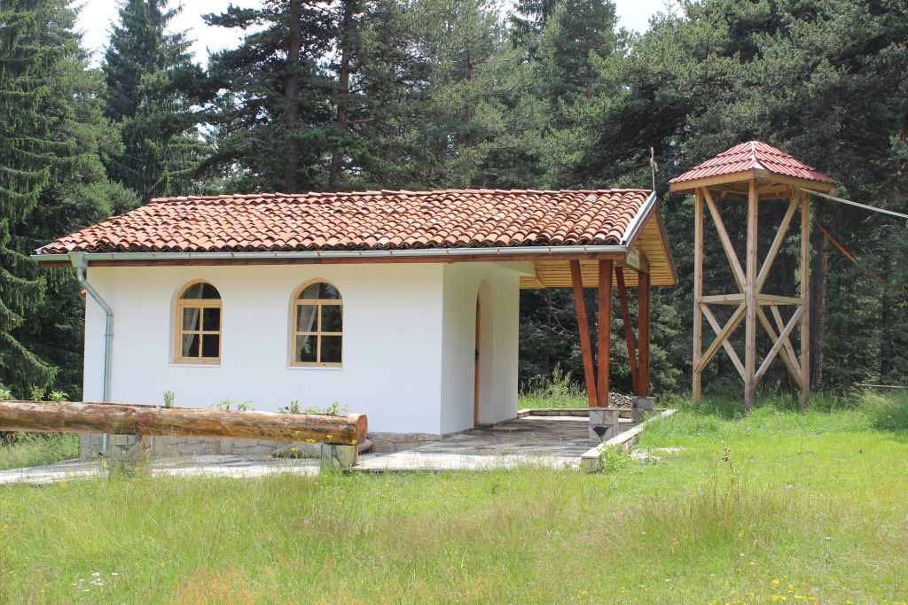 imirchevguide's tweet photo. Параклис  „Успение Богородично“ се намира на поляната пред бившата хижа  „Пашалийца“ в община Чепеларе. 

Местността е разположена на около 1600  метра надморска височина върху билната част на западнородопския рид  Радюва планина. https://t.co/i3tiiP5tfD