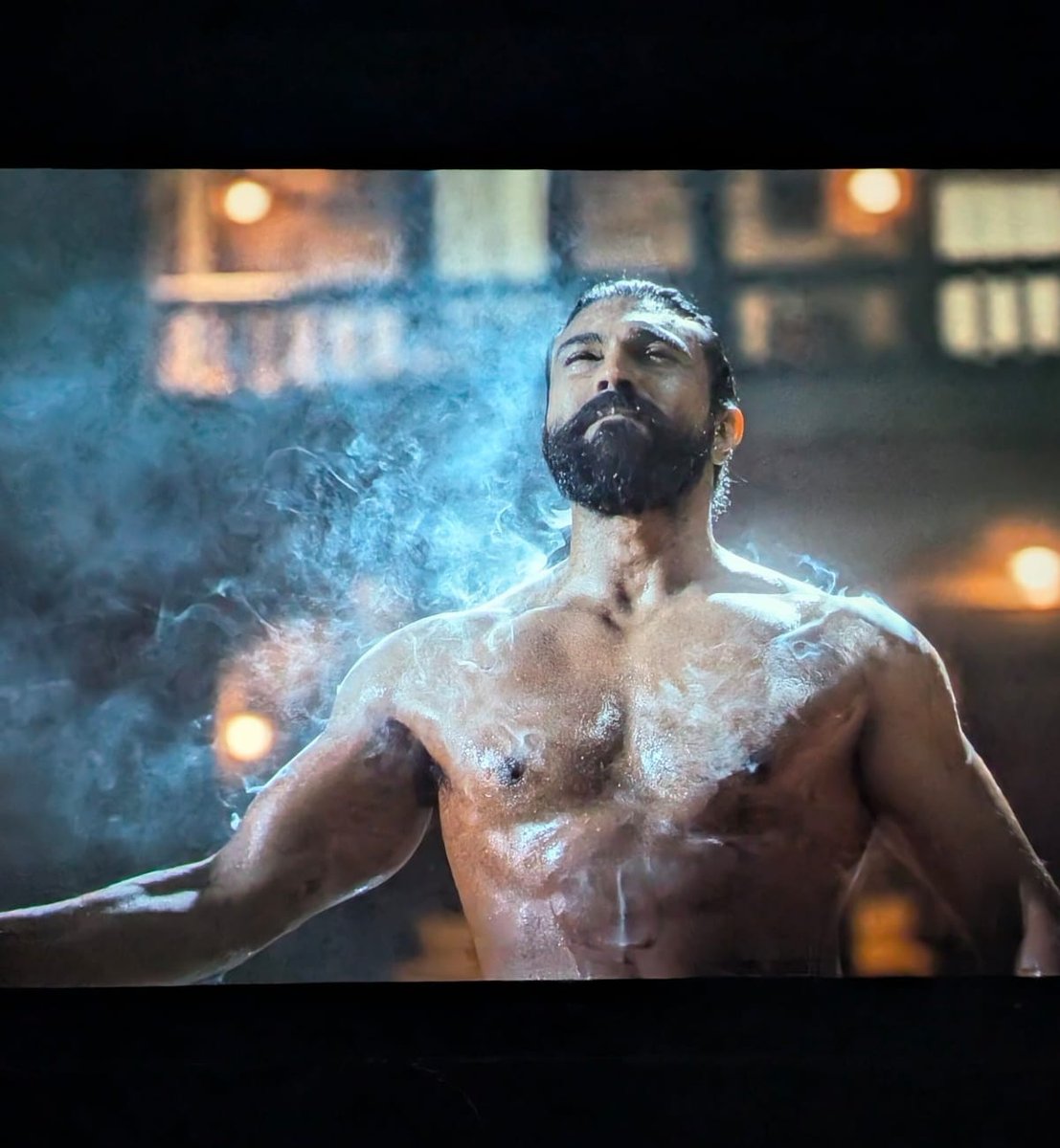 JohnnyWalkcer's tweet photo. PEAK HERO 🫡 @AlwaysRamCharan https://t.co/KcazebGcrO