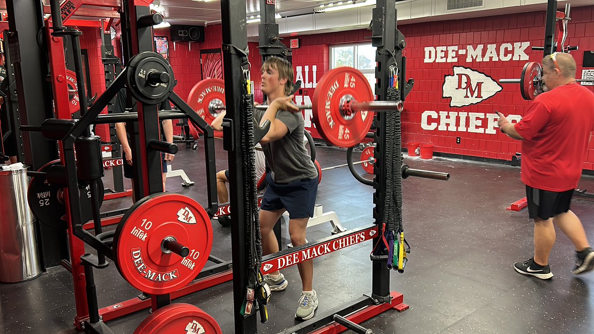 DCM_Strength's tweet photo. Front squat workout this morning‼️😤 @DeeMackHoops @DCM_Football @DeeMackbaseball @RUNdeemack https://t.co/8b9mCYQ01T