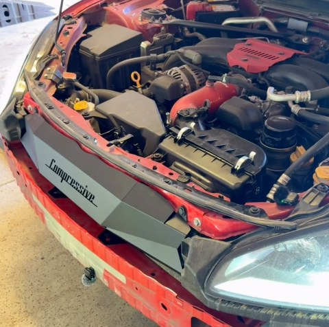 seraphix_suzuki's tweet photo. 他メーカー製品は吸気向きが
正面なので雨の影響を受けますが
弊社製品は下面吸気なので万が一
雨など水がかかった場合は下方へ排水

さらに水しぶきや余計な気流を
遮断する大型整流プレートが
付属するのが決定的な違いです😎 https://t.co/GF1KiilOnw