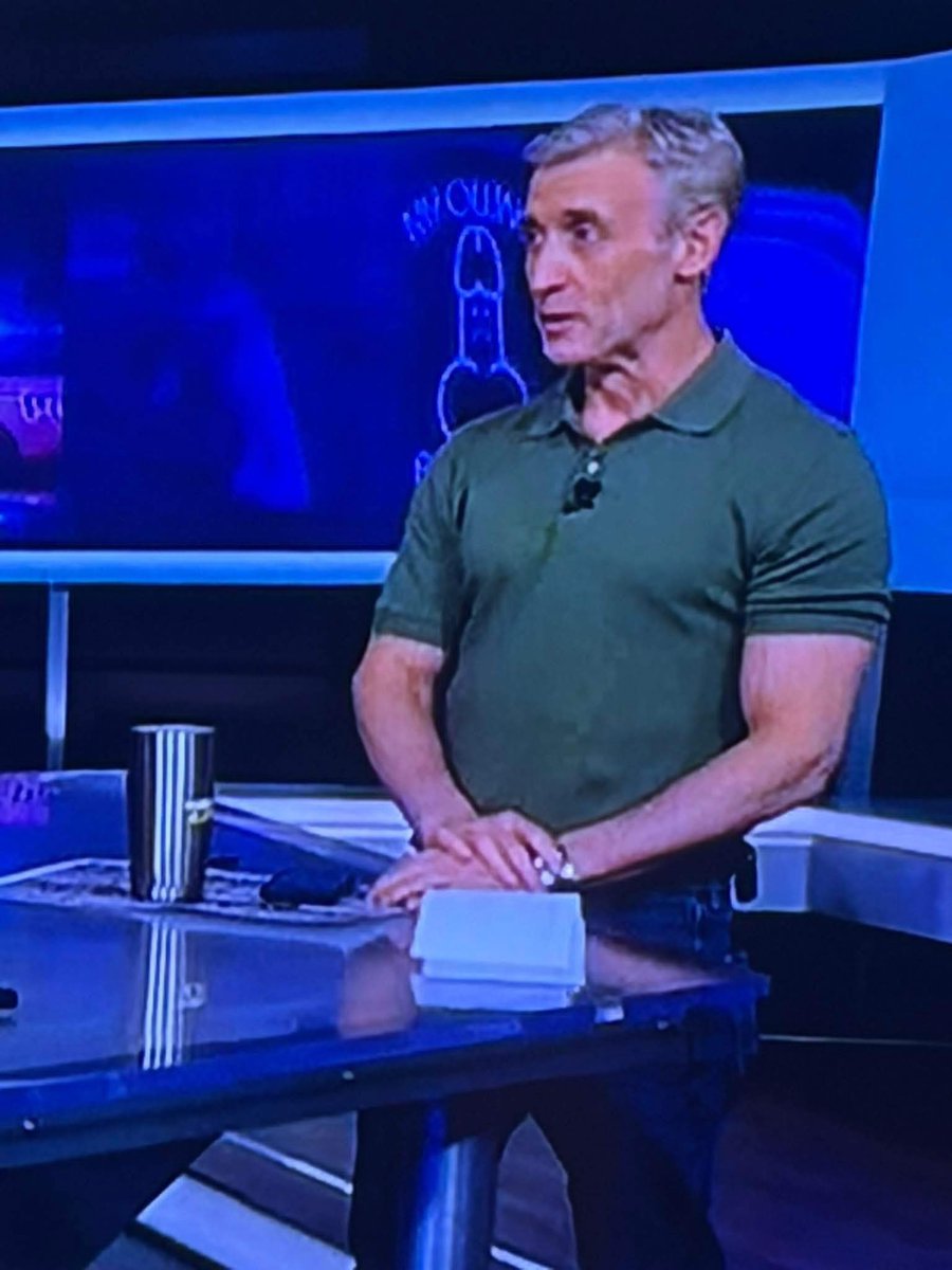 DBelger's tweet photo. What’s up with Dan’s background? https://t.co/6cOfBrLGA7