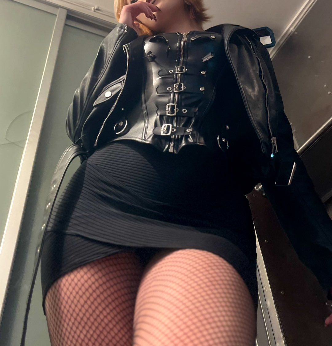 FPrinsessan95's tweet photo. I bet this angle makes your head spin 🌀🌀
The thought of getting to kneel before me and hand over cash is overwhelming 🧎🏻‍♂️
If you’re good you might get slapped or even get to kiss my feet 💋 https://t.co/044peNJmdp