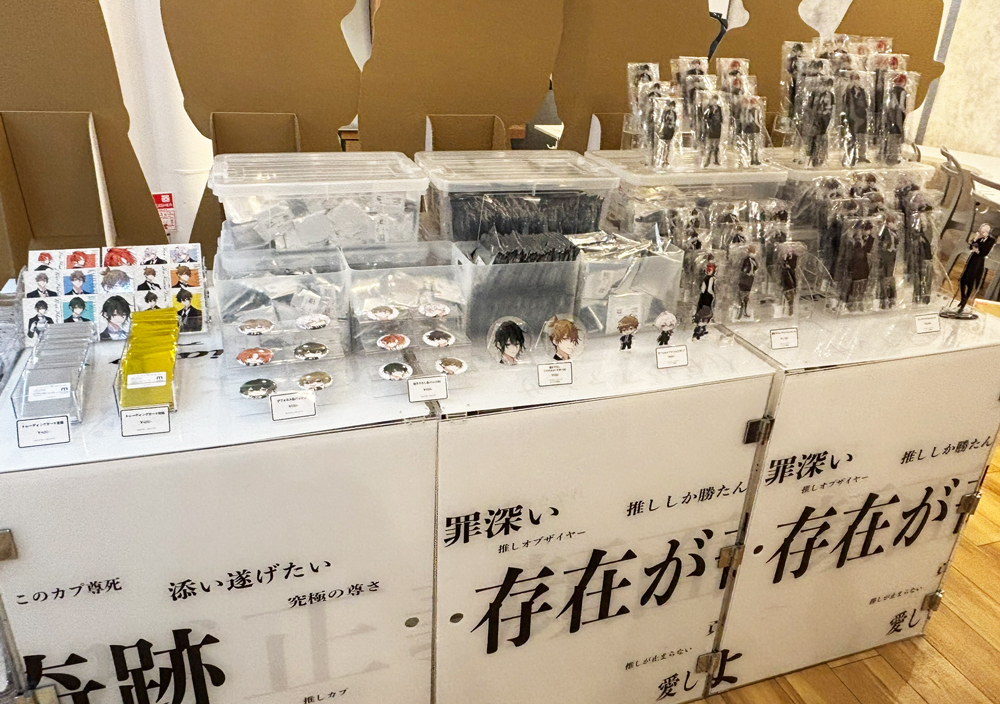 tsukiuta1's tweet photo. ☆明日から紅茶専門店オシアドコラボ②☆
涙「スタンディの裏側はグッズコーナーだよ」
郁「……グッズを置いてくれてる台が気になる！」
涙「すごいデジャヴだよね」
郁「うん、めっちゃ隼さん」
涙「僕たちのコラボグッズじゃないんだけど、このアクスタも気になる」
郁「めっちゃ新さん」

▼コラボの詳細はこちら
https://t.co/r2cBRHVdqn