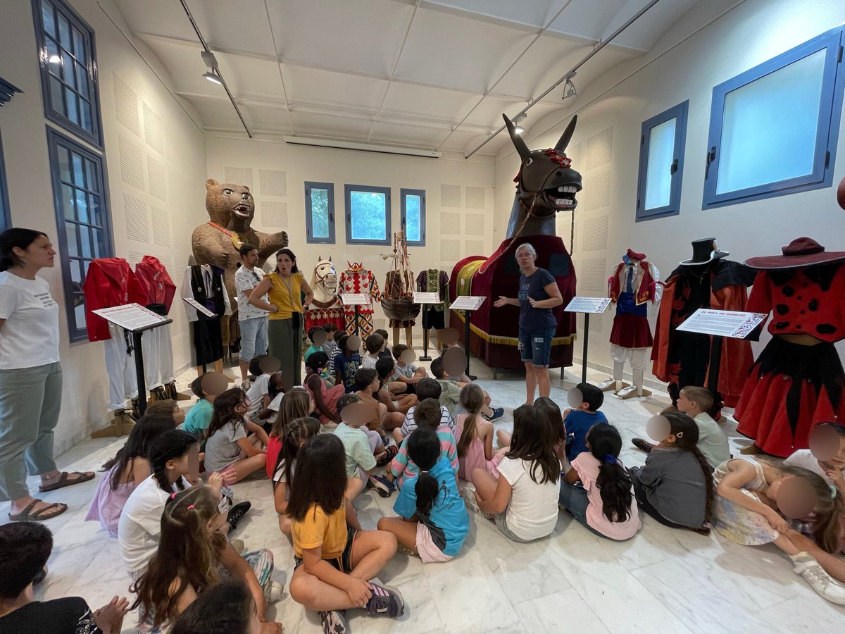 UAFValls's tweet photo. FM Sant Joan 🔥 | La Casa de la Festa ja està oberta! La Biblioteca Popular torna a acollir un dels ja clàssics de la prèvia de Festa Major.

Hi trobareu a faltar els elements de titularitat municipal -Nans, Gegants i Àliga- que s’incorporaran després de la professó de Corpus. https://t.co/UsAKdsw6fG