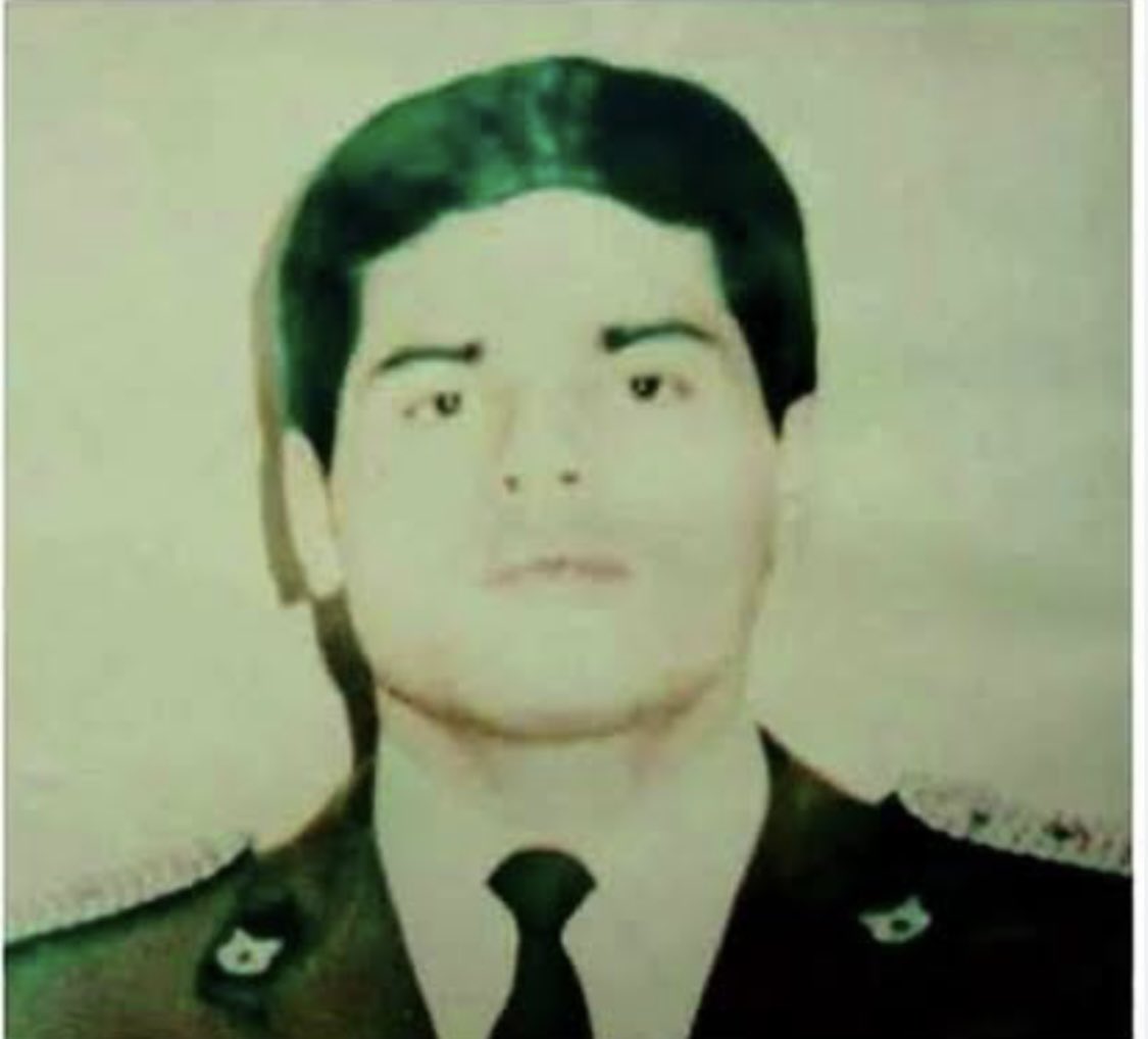 ClaudioCrespoG's tweet photo. Un día como hoy, en  1990, fue asesinado el teniente Fernando Toledo Pérez QEPD, perteneciente al GOPE de @Carabdechile, mientras desactivaba una bomba colocada en la Tesorería General de la República.

Honor y Gloria a los que por la Patria mueren. https://t.co/nVlw73nIym