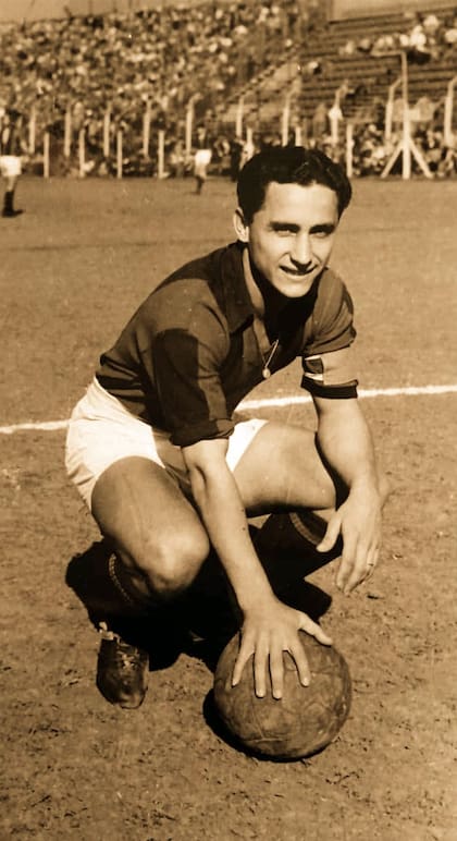 Fifonne's tweet photo. Máximo ídolo de la historia de este glorioso club.

Que reciba el homenaje que merece. https://t.co/rzlOEfGrGH