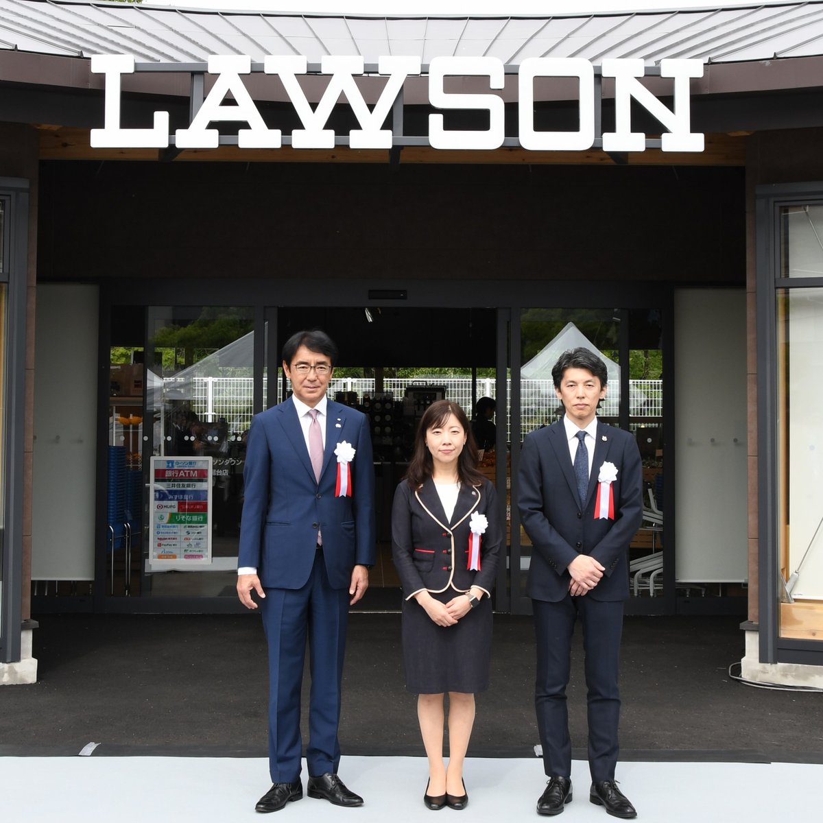 ikedashichou24's tweet photo. 【ハッピーローソンタウン1号店オープン】
本日、池田市伏尾台に「ハッピーローソンタウン1号店（ふしおテラス）」が誕生しました！
近年、人口減少や高齢化が進む中、阪急バスさんからの土地の寄付やローソンさん、KDDIさんとの連携を通じて、地域の活性化につながる新たな店舗が誕生しました。(1/3) https://t.co/ULeVit7uO1