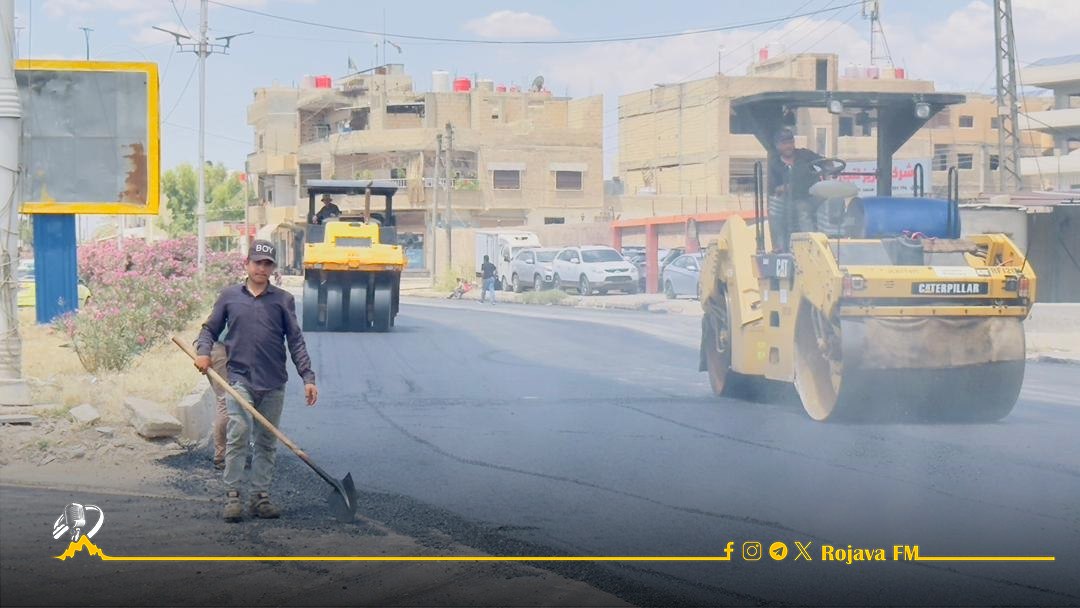 RojavaGundem4's tweet photo. 📍Qamişlo Halk Belediyesi, asfalt çalışmalarına devam ediyor. Teknik ekipler, şehrin doğu kesimindeki ana caddelerin bakım ve asfalt döşeme işlerini yürütüyor.

https://t.co/40HcqKMRm0 https://t.co/mKg3NIyIF0