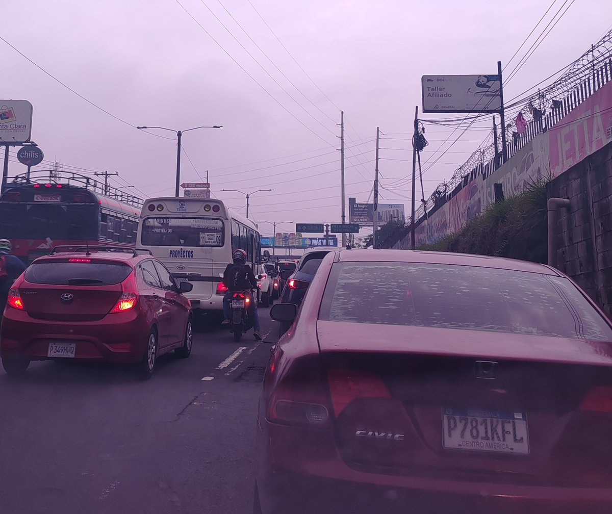 CarrosRobadosGT's tweet photo. @PMT_VILLANUEVA @SantosDalia de que sirve el carril para Santa Clara si luego todos quieren adelantar y obstruyen la CA9 hacia la ciudad https://t.co/rkPsD3Yw3z