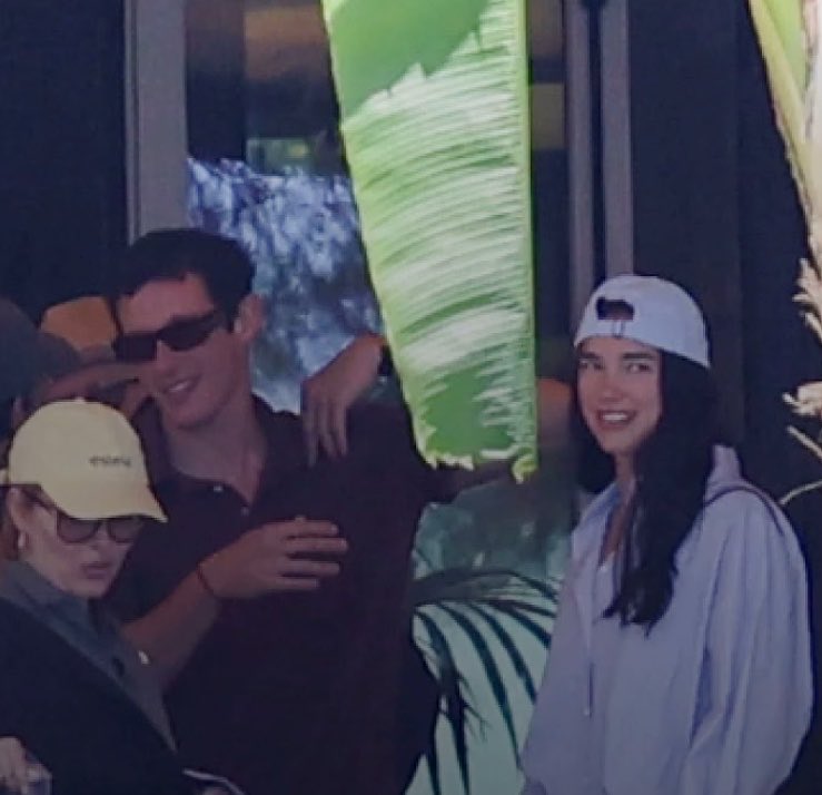 DLipaItaly's tweet photo. 🚨CI SIAMO! Dua Lipa e Callum Turner sono stati ufficialmente avvistati a PALERMO. https://t.co/S4KjtRTKqV