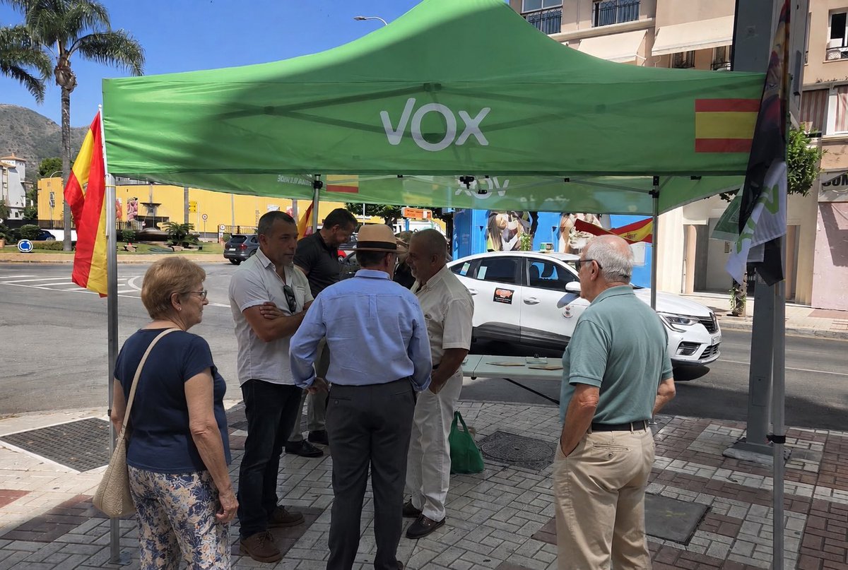 VOXTorremolino1's tweet photo. 📍 Hoy en Río Bergantes, escuchando a los vecinos de Torremolinos y recogiendo sus propuestas.

Seguimos en la calle, cerca de la gente y trabajando por el municipio que merecemos. 💚🇪🇸 https://t.co/8GWhvNjUFk