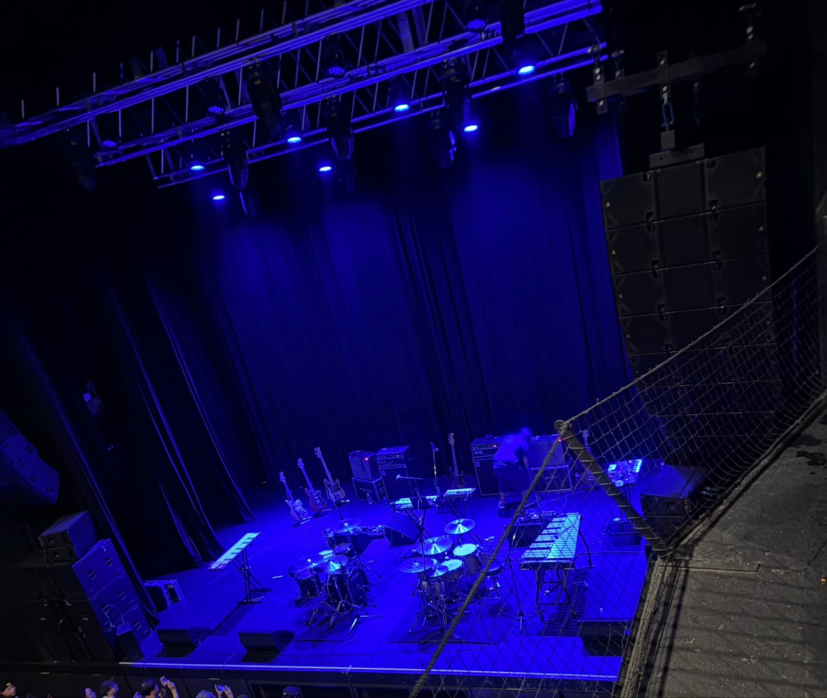 kayako_dr's tweet photo. tortoise東京公演Zepp Shinjuku最高でした♪東京に来てくれてありがと😘ドラムにキーボードにシロフォンにベースに🎶おじさんたちが持ち場を入れ替わり演奏してるのが良い☺️マルチプレイヤー #tortoise
 #TORTOISE https://t.co/tfFg3RtHeo
