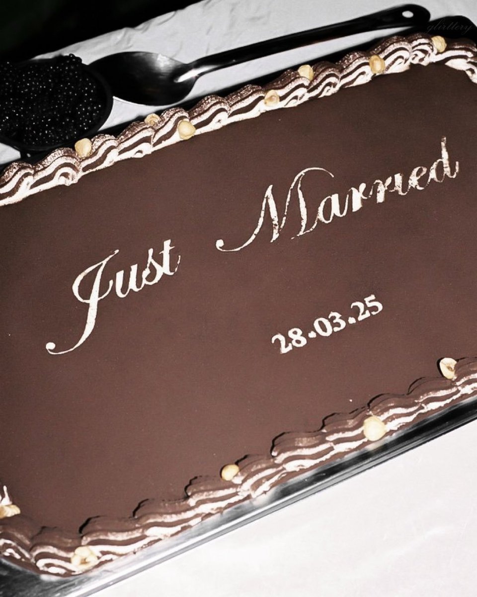 glirttery's tweet photo. this beautiful tiramisu wedding cake https://t.co/48nUAgwWbY