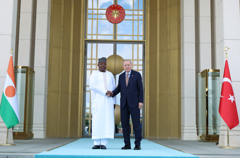 NigerAr's tweet photo. 🇳🇪🤝🇹🇷
Visite de travail et d’amitié en République de Türkiye

Le Président de la République, Chef de l’État, Son Excellence le Général d’Armée Abdourahamane Tiani, est arrivé ce mercredi 03 Juin 2026 à Ankara, capitale de la République de Türkiye, dans le cadre d’une visite de travail et d’amitié effectuée à l’invitation de Son Excellence Monsieur Recep Tayyip Erdoğan, Président de la République de Türkiye.

À son arrivée à l’aéroport d’Ankara, le Chef de l’État a été accueilli par le Ministre turc de la Défense, avant de recevoir les honneurs protocolaires d’usage. Il a ensuite salué les autorités civiles et militaires ainsi que les personnalités présentes pour lui souhaiter la bienvenue sur le sol turc.

À son lieu de résidence, Son Excellence le Général d’Armée Abdourahamane Tiani a reçu un accueil particulièrement chaleureux de la communauté nigérienne établie en Türkiye. Mobilisés en grand nombre, les membres de la diaspora nigérienne ont exprimé, dans une atmosphère empreinte d’émotion, de fierté et de patriotisme, leur profond attachement à la Nation ainsi que leur soutien aux plus hautes autorités de notre pays.

Cette visite traduit la volonté commune des plus hautes autorités nigériennes et turques de consolider davantage les relations d’amitié, de coopération et de partenariat entre les deux pays, au bénéfice de leurs peuples respectifs.