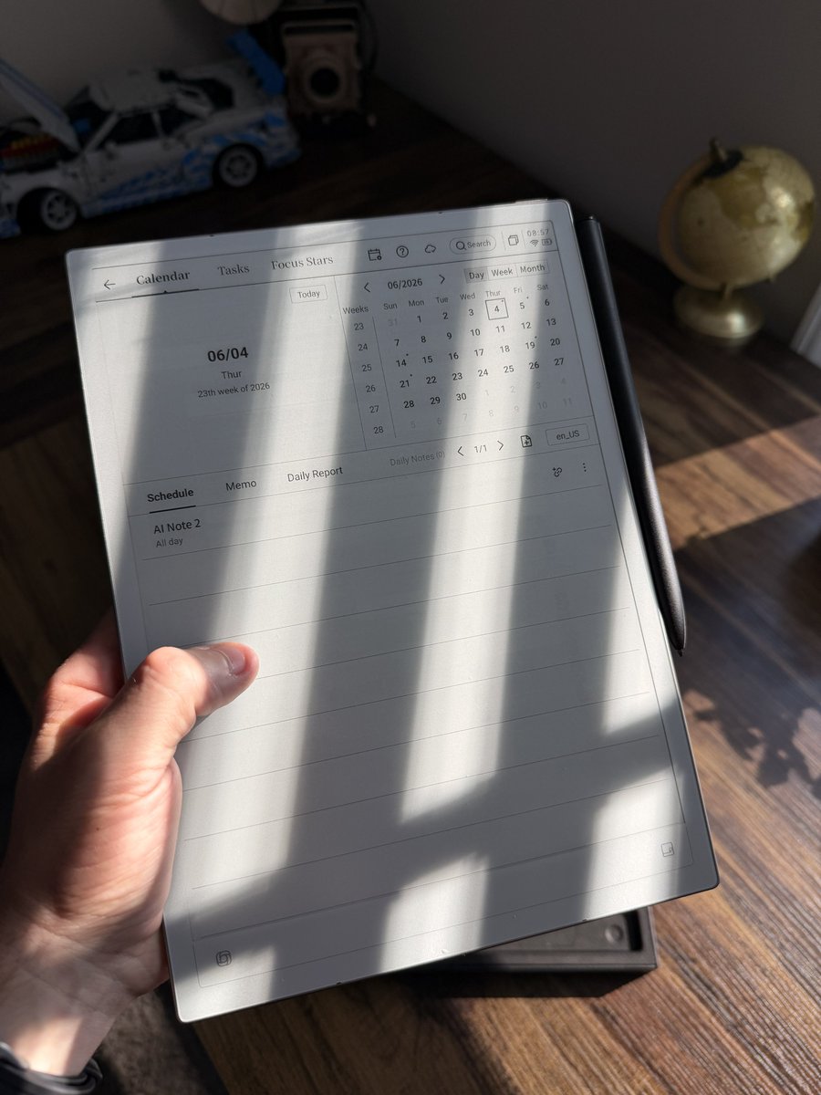 Marks_Tech's tweet photo. E-ink displays are amazing for note taking/reading. Looks like a real piece of paper. 
4.2mm thin 
Up to 14 day battery 👀 https://t.co/WiiZwGb7dt