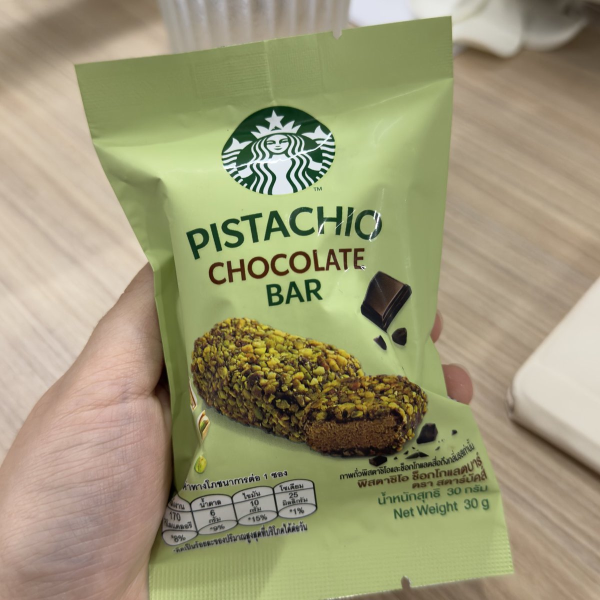 canireview's tweet photo. ขนมใหม่สตาบัค 85 บาท🍫 ใครชอบกินช็อกดูไบที่แห้งหน่อยก็น่าจะชอบ ส่วนตัวชอบรสชาติ ไม่หวานเกิน หอมพิตาชิโอ้ แต่กินแล้วโต๊ะเลอะมาก🤣 แล้วก็ชิ้นเล็ก กินยังไม่ค่อยหนำใจ แต่อร่อย ชอบๆ https://t.co/KP3FKBtsbE
