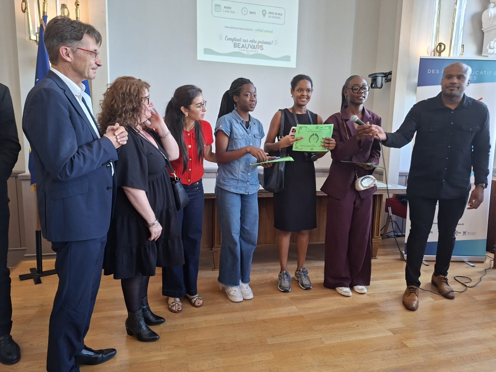 CvlMdl's tweet photo. Nos élèves ambassadrices PHARE accompagnées du professeure documentaliste, référente du dispositif, ont participé à la cérémonie de remise des diplômes en présence de M. Pia, maire de Beauvais, merci à elles pour leur présence ! https://t.co/Jvr9g59sl0