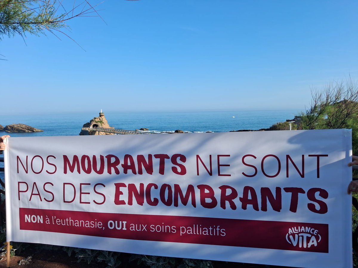 allianceVITA's tweet photo. 🚨 ALERTE EUTHANASIE ! 3e lecture à l'Assemblée nationale prévue le 22 juin pour un vote final le 15 juillet !

Ce texte bouleverse le cœur même de notre pacte social. En remettant en cause l’interdit de tuer, il transforme profondément le sens du soin et fragilise la relation de confiance entre soignants et soignés.

Prenons le temps d’écrire à nouveau à nos députés. L’enjeu est tellement important. Plus nous serons nombreux à faire entendre notre voix, plus notre message portera !

📣 Un message fort : Nos mourants ne sont pas des encombrants. Non à l’euthanasie, oui aux soins palliatifs !

👉 https://t.co/8Y2i2fAXeu

#euthanasie #findevie #encombrants