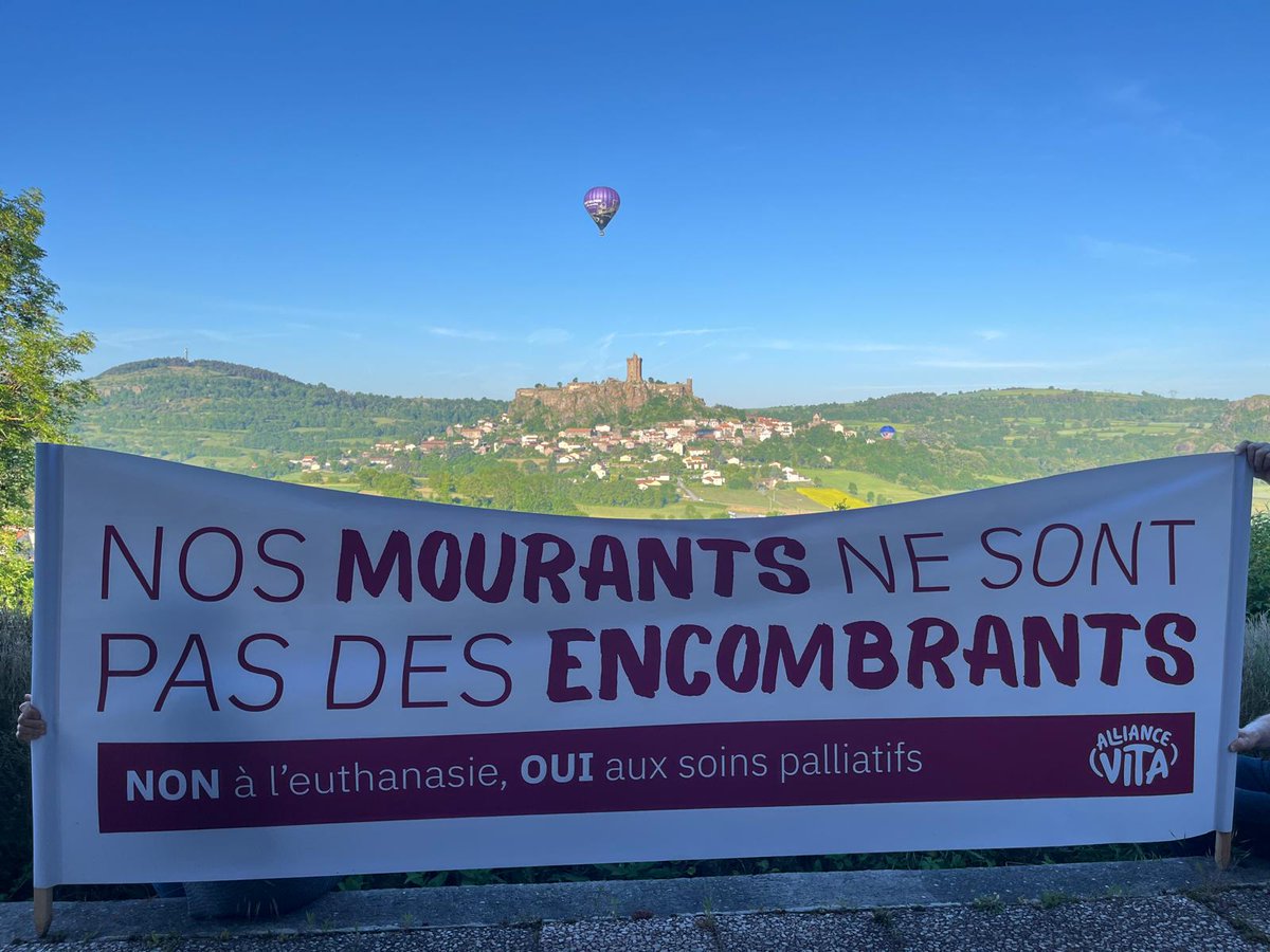 allianceVITA's tweet photo. 🚨 ALERTE EUTHANASIE ! 3e lecture à l'Assemblée nationale prévue le 22 juin pour un vote final le 15 juillet !

Ce texte bouleverse le cœur même de notre pacte social. En remettant en cause l’interdit de tuer, il transforme profondément le sens du soin et fragilise la relation de confiance entre soignants et soignés.

Prenons le temps d’écrire à nouveau à nos députés. L’enjeu est tellement important. Plus nous serons nombreux à faire entendre notre voix, plus notre message portera !

📣 Un message fort : Nos mourants ne sont pas des encombrants. Non à l’euthanasie, oui aux soins palliatifs !

👉 https://t.co/8Y2i2fAXeu

#euthanasie #findevie #encombrants