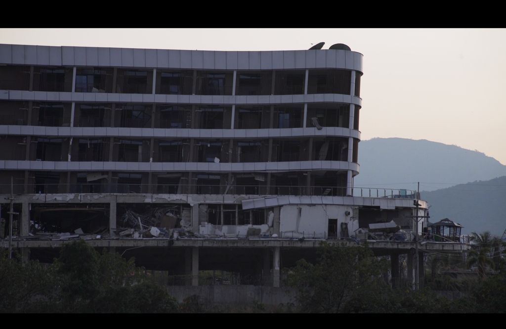 ChainPatrol's tweet photo. LIGHTS IN DARK ROOMS. TRAILER DROPS IN 7 DAYS.

From the outside, these buildings seem normal, but inside are thousands of victims held against their will. Trafficked under false promises. Forced to scam strangers for 17+ hours a day. Tortured for missing quotas.

This is the reality of life inside the scam compounds