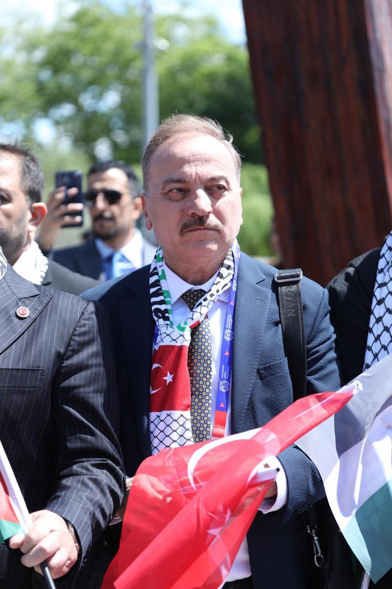 MustafaNALBAYR1's tweet photo. ILO Genel Konferansı’nda İnsanlık Vicdanı Kazandı

Uluslararası Çalışma Konferansı kapsamında bulunduğumuz Cenevre’de, heyetimizle birlikte konferans çalışmalarını yakından takip ettik.

Geçen yıl gözlemcilik statüsü elde eden Filistinli statüsünü iptal ettirmek isteyen soykırımcı İsrail'in girişimine karşı Türkiye Delegasyonu olarak Filistin’e destek verdik.

Yapılan oylamada teklif açık farkla reddedildi. Bu sonuç, yalnızca Filistin halkı açısından değil, uluslararası hukuka, insan haklarına ve küresel vicdana sahip çıkan tüm kesimler adına önemli bir kazanım olarak tarihe geçti.

Cenevre’de ortaya çıkan bu güçlü dayanışma tablosu, insanlık vicdanının her türlü siyasi hesap ve baskının üzerinde olduğunu bir kez daha göstermiştir.

Mustafa Nurullah ALBAYRAK
Türk Ulaşım-Sen Genel Başkanı