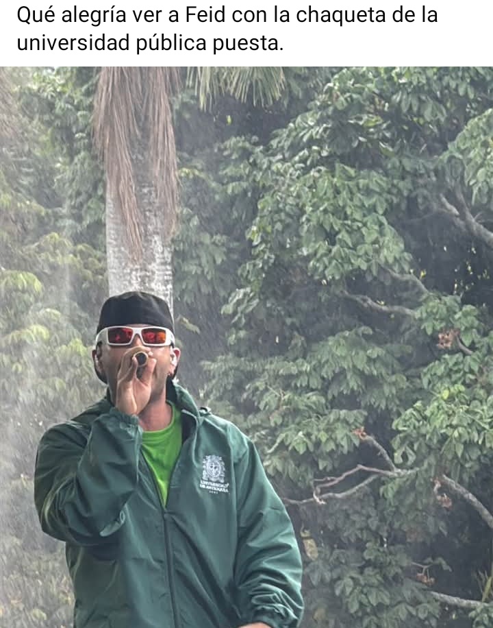 Kardayan15's tweet photo. @KpopSinPolitica Mira este cantando yendo a una Universidad Pública mostrando apoyo y tú vienes a decir que el arte no tiene partido político, no nos hagamos los ciegos 🤡 #KpopersConlván #IvánCepedaPresidente 
#kpopersConElPacto https://t.co/BlL9X6ODgd