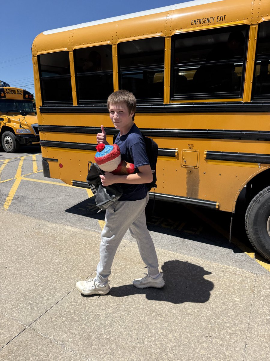 MarsAreaSD's tweet photo. ☀️ Peace out, #marshigh! ✌️ Enjoy your summer! 💙💛 #marsproud #lastdayofschool https://t.co/iR2dJoD5cq