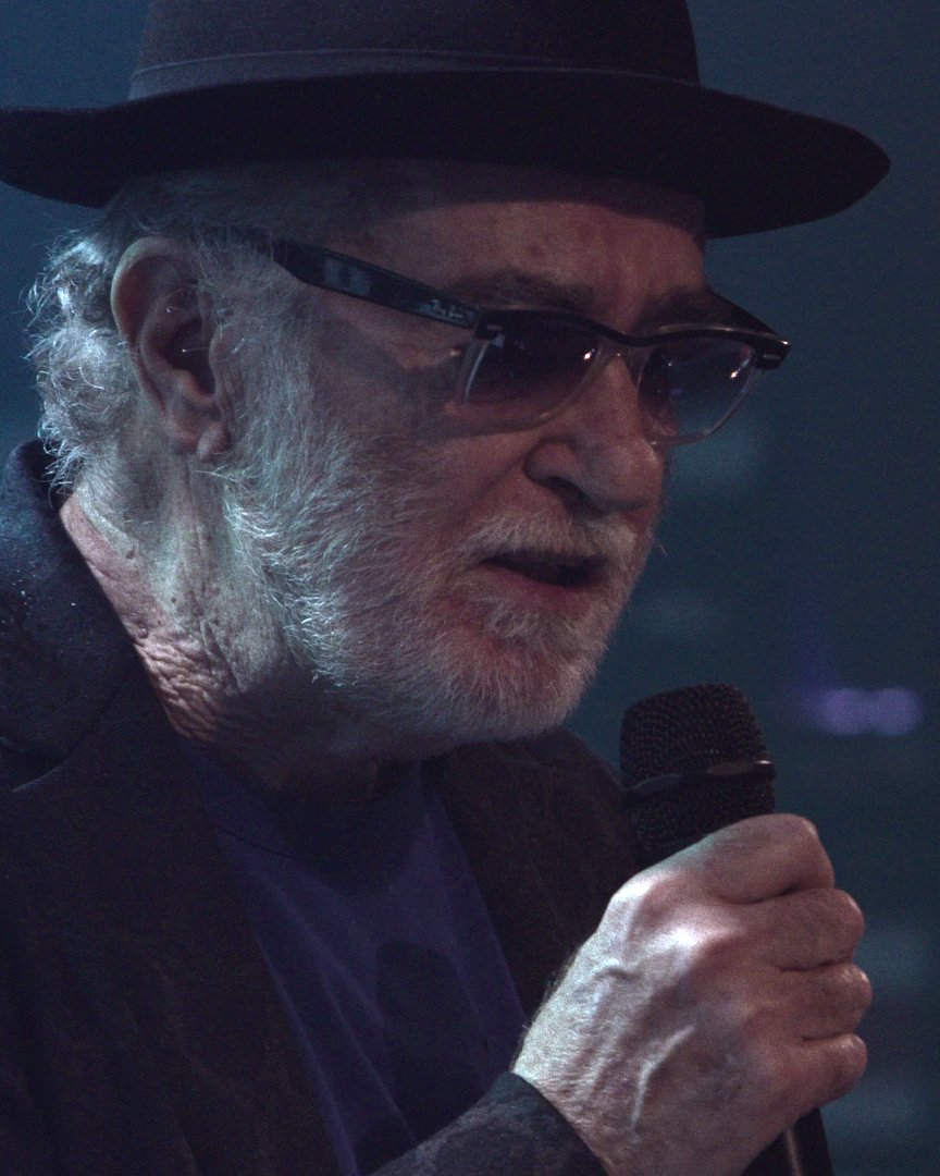 RaiTre's tweet photo. Le "perfette sconosciute", le canzoni mai diventate "evergreen", che Francesco De Gregori ha portato sul palco del piccolo Teatro Out Off di Milano, per un mese intero, diventano adesso un film.

"Nevergreen (Perfette Sconosciute)" stasera #4giugno in prima serata su #Rai3. https://t.co/0wBL8GJ66T