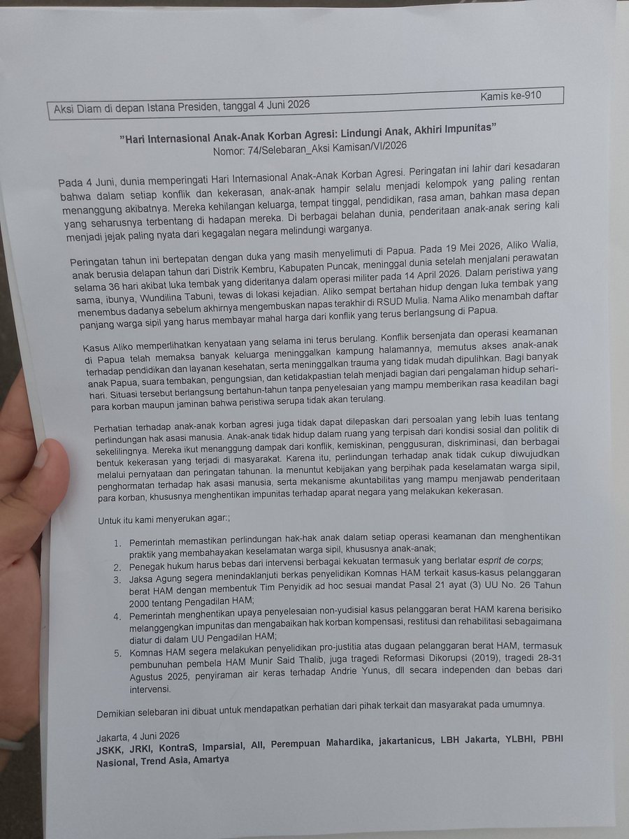 dIplomaciw's tweet photo. aksi kamisan ke-910
"hak anak dan setiap warga harus dilindungi oleh negara" https://t.co/AqJiDR9fRh