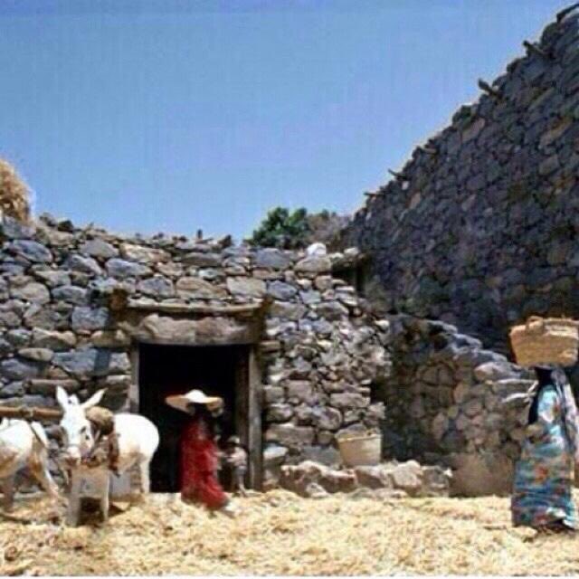 from_al_baha's tweet photo. #الباحة_زمان 
صور نادرة توثق ملامح الحياة القديمة في الباحة، وتحكي قصصًا من الزمن الجميل وتفاصيل عاشها الآباء والأجداد. 
منقول..
#الباحة #الباحة_قديماً #تراث_الباحة https://t.co/5NNHYB0SAw