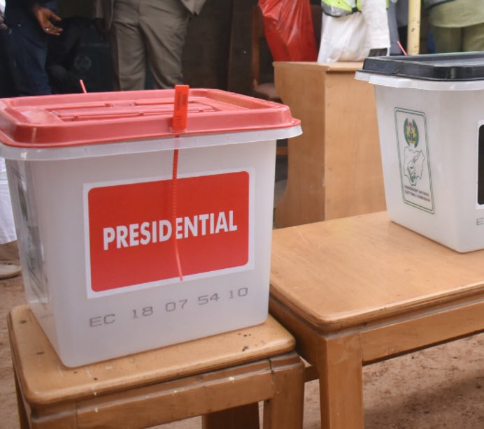 thecableindex's tweet photo. Nigeria's presidential ballot has become less crowded since 2019

2007:
Political parties: 25
Presidential candidates: 25

2011:
Political parties: 18
Presidential candidates: 18

2015:
Political parties: 15
Presidential candidates: 15

2019:
Political parties: 91
Presidential candidates: 73

2023:
Political parties: 18
Presidential candidates: 18

2027*:
Political parties: 22
Presidential candidates: 16

*Based on currently registered parties and declared aspirants

The number of presidential candidates fell from a record 73 in 2019 to 18 in 2023 and 16 ahead of the 2027 election cycle

<INEC, TheCableIndex>
#TheCableIndex