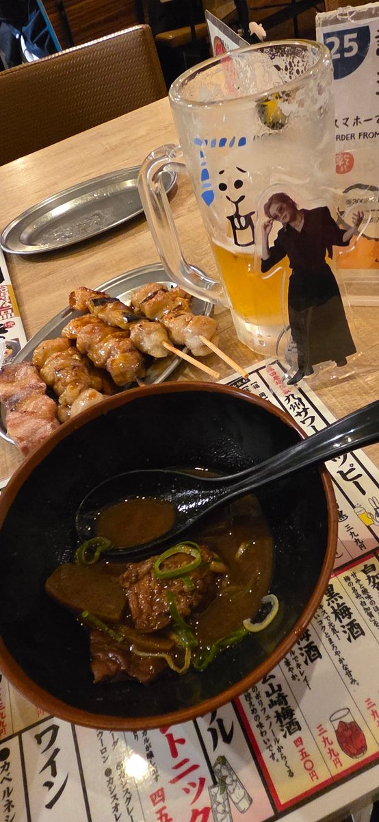 source000's tweet photo. 観劇終了〜
💊に一度戻ったあと近くの居酒屋で1人飲みしてみます
最初の焼鳥4本バカやすーい🤣
舞台わかりやすくて皆可愛くて楽しかったです〜
#東京戦区
#京都神狼組異聞
#皇希 https://t.co/5ff38UyMh1