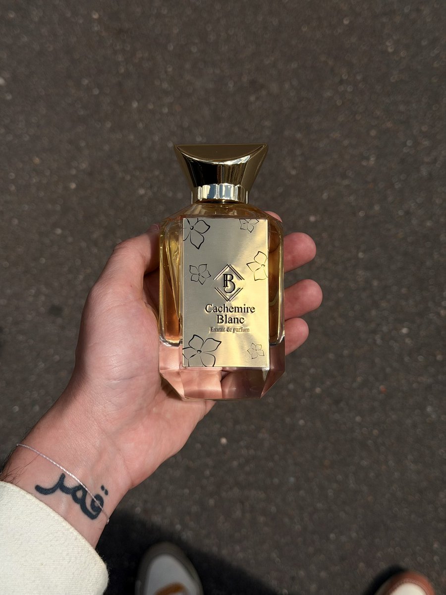 alxsqmr's tweet photo. Aujourd’hui c’est Cachemire Blanc de chez BEY. 

Un miel lacté hyper enveloppant avec un magnifique bois de cachemire, il est tellement dense et réconfortant. 

Je le trouve très beau et je trouve qu’il sent la richesse. 🙂‍↕️

Magnifique maison, merci encore @NassScent 🫂 https://t.co/6chEWWblkv
