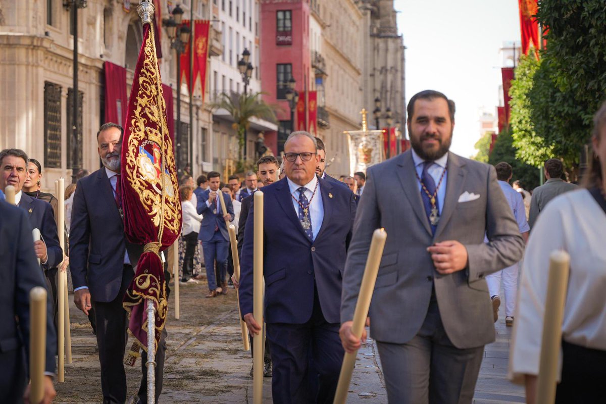 hdad_sanpablo's tweet photo. 📌 Nuestro Hermano Mayor desea expresar su más sincero agradecimiento a todos los hermanos que han participado en la representación de nuestra Hermandad durante la procesión del Corpus Christi de Sevilla.

Vuestra presencia, compromiso y testimonio de fe contribuyen a engrandecer el nombre de nuestra corporación en una jornada tan significativa para la Iglesia.

Que el Santísimo Sacramento continúe guiándonos, fortaleciéndonos y manteniéndonos unidos en nuestro caminar como hermanos.

#SomosSanPablo