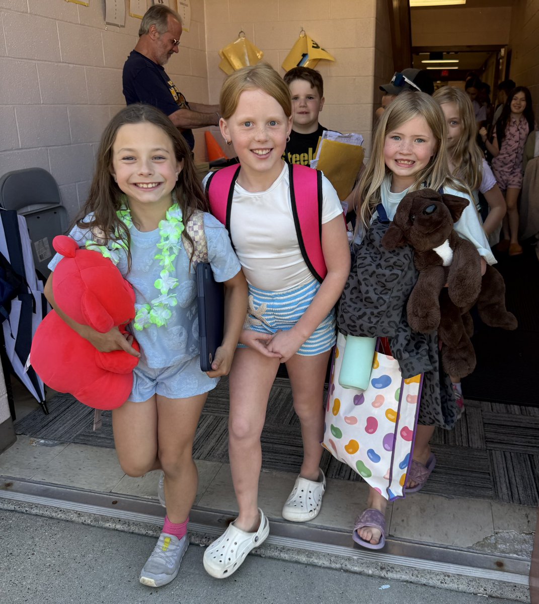 MarsAreaSD's tweet photo. 🥳 You did it, #marsarea Elementary School! HAPPY SUMMER! 💙💛 #marsproud #lastdayofschool https://t.co/W5c2ow4ooP