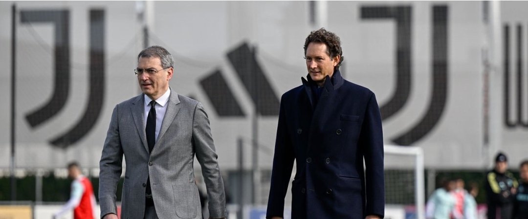 JuveFansCom's tweet photo. إنذار إلكان:
طغت صفقات أليسون و روبرتسون في اللحظات الأخيرة على تجديد عقدي يلديز و ماكيني. والآن الكرة في ملعب جون إلكان، سيظل مكتب كومولي قيد المراجعة حتى 29 يونيو. لن يكون إنقاذ وظيفته سهلا في ظل توقعات الميزانية، إذ سيحتاج إلى بيع لاعبين على الفور وإبرام صفقة كبيرة تطمئن سباليتي.

بعد مرور عام كامل على توليه منصبه في يوفنتوس، بات عمل داميان كومولي تحت مجهر التدقيق. ورغم أن 12 شهرا فترة قصيرة جدا لاتخاذ قرارات نهائية، إلا أن الوضع المالي المتردي يجبر جون إلكان والإدارة على مواجهة الواقع. مع ذلك لا يمكن إلقاء اللوم بشكل مباشر على الرئيس التنفيذي الحالي في جميع مشاكل هذا الموسم.

قضية فلاهوفيتش: خيار مفهوم.
قد يبدو رحيل فلاهوفيتش مجانا في البداية خطأ، إلا أن عدم تجديد عقده أمر مفهوم تماما، ولا يجب اعتباره خطأ كومولي. بل هو إرث غير مريح من إدارة أريفابيني، التي ربطت النادي بعقد مبالغ فيه.

كان تمديد العقد بتلك الأرقام أمرا لا يتصور بالنسبة للاستقرار المالي للبيانكونيري. علاوة على ذلك كان تلبية المطالب المالية للصربي سيعد ظلما لبقية الفريق، إذ كان سيعني كسر سقف الرواتب الصارم الذي فرض مع كينان يلديز، مما يهدد استقرار الفريق بشكل دائم.

الأخطاء الحقيقية: المدرب وسوق الانتقالات.
يكمن جوهر عمل كومولي في خياراته الاستراتيجية الأخرى والمشاكل الدبلوماسية التي واجهها العام الماضي.

فوضى في الجهاز الفني: كانت الخطيئة الأصلية هي الإبقاء على تودور لمجرد عدم وجود بدائل، مما أدى إلى ضياع جهود كيليني الدبلوماسية مع غاسبريني في مكالمة هاتفية لم تتجاوز خمس دقائق. ثم أقيل المدرب في الجولة الثامنة بعد الهزيمة أمام لاتسيو.

إخفاقات ورفض: 43 مليون يورو أنفقت على أوبيندا المخيب للآمال، وصفقة تبادل كوستا و جواو ماريو، والتعاقد مع زيغروفا غير المستقر، والمفاوضات المتوترة مع باريس سان جيرمان بشأن كولو مواني، كلها عوامل تلقي بظلالها على الفريق. علاوة على ذلك، في يناير، فشل الرئيس التنفيذي في توفير المهاجم القوي الذي طلبه سباليتي بعد رفض النصيري له.

#JuveFans #JuveMercato #Spalletti #Comolli #Elkann #Chiellini #Vlahovic #Alisson #Robertson #MauroMunno