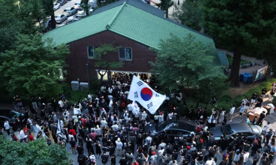 monarchreport25's tweet photo. 「投票箱を守れ」―ソウル投票所に市民が結集し、徹夜で死守

6月3日、地方選でソウル・チャンムシル7洞第2投票所の投票用紙が不足した。

選挙管理委員会は該当地区における有権者数の50%分しか投票用紙を印刷していなかった。

重要なのは、この地域は保守派が多いとされている場所である。

市民らは「なぜ半数しか準備しなかったのか」と不正選挙と開票中断を訴えた。

3日の夜、投票終了後に市民が投票所を包囲。

約2000人分の投票箱2個の移送を阻止し、
22時間以上にわたって現場を死守している。

選挙無効を主張するYoutuberのチョン・ハンギル氏(@jeonhangil )と黄教安・自由と革新代表(@hkyoahn)も現地入り。

「命をかけて投票箱を死守しよう」と訴えた。

アパート団地内での集会のため、過激化は避けるべきとの呼びかけも。

SNS上では沈黙デモを促す声も広がった。

警察は約470人を配置したが、主催者不在の自然発生的集会のため制止は困難。

雨が降り続く中、午後7時時点では約600人が座り込みを続けた。

https://t.co/F6x1DSfXcX