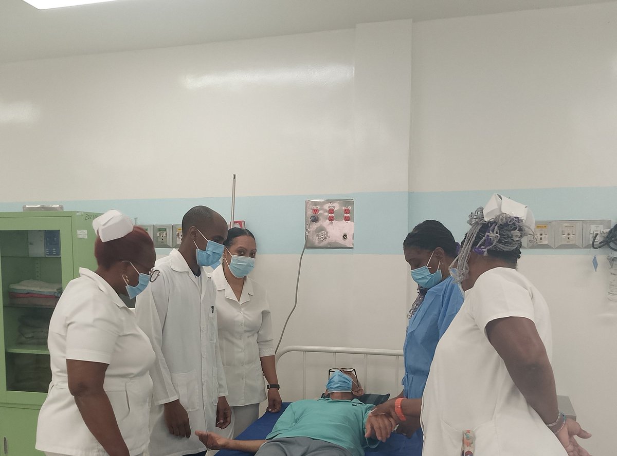 DBombason's tweet photo. Desde el Centro Diagnóstico Integral de Zona E Diego Lenin Santana de Distrito Capital. El ejército de batas blancas demuestra que no hay barreras para la solidaridad.
#CubaCoopera
#CubaQuiereLaPaz 
#LaPatriaSeDefiende
@cdi_diego https://t.co/fajH0vb5G0
