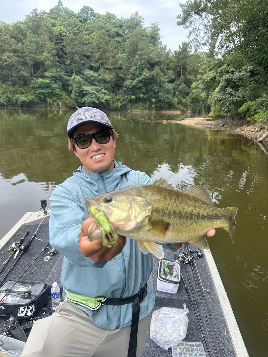 fishing158's tweet photo. 今日は今回の旅の目的であるトーナメント会場の龍河湖がオフリミットのため、李さんに案内していただき、約200km離れた竹渓湖へ行ってきました。

趣きのある観光地のフィールドで非常に新鮮でした✨

明日はしっかり準備をして、明後日からの本戦に備えます🔥 https://t.co/amy5Zw44CP