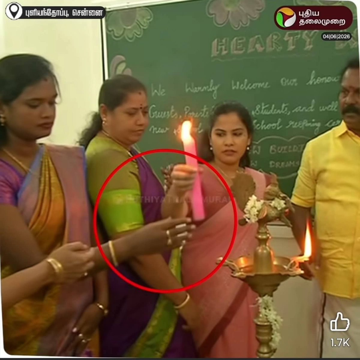 divakarantmr's tweet photo. மாநகராட்சி சார்பாக அழைப்பு விடுக்கப்பட்ட பங்சனுக்கு டைம்க்கு போகாம லேட்!
இப்படி Punctuality உம் தெரியாது!
எல்லா Wait பண்ணி இவங்க வந்த அப்பறம் பங்சன ஆரம்பிச்சா,
பின்னாடி இருந்து கையை நீட்டி ரிப்பனை வெட்டுவது!
இப்படி Morality, Manners உம் தெரியாது!
ப்ரோட்டோகால் படி ஆட்சியருக்கு பிறகு எம்.எல்.ஏ என்றால் வெளிநடப்பு செய்து ஒப்பாரி வைப்பது!
இப்படி Legality உம் தெரியாது!

எல்லாத்துலயும் ஸ்டிக்கர் ஒட்டனும்-னு ஆர்வம்!
அமலில் இருப்பதை அமல்படுத்துவது போல!
திமுக ஆட்சிக்காலத்தில் உருபெற்ற எல்லாவற்றுக்கும் தான் செய்ததை போல சுயதம்பட்டம் அடிக்கும் விளம்பர மாடல் அரசு!