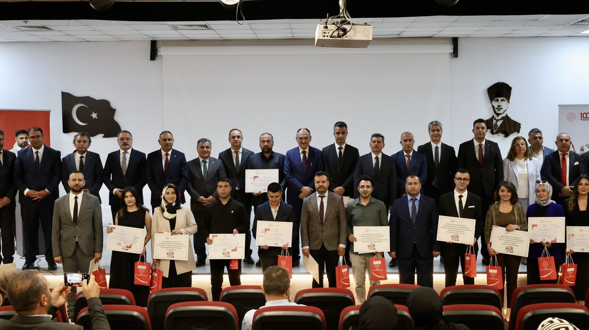 VanMemarge's tweet photo. AR-GE birimimiz tarafından koordine edilen “Eğitimde İyi Örnekler” projesi kapsamında, dereceye giren öğretmenlerimizin ödülleri İl Müdürümüz Bilal Yılmaz Çandıroğlu tarafından takdim edildi.
@tcmeb @tcvanvaliligi @valiozanbalci75 @ayhanozturkmeb @bycandiroglu @kutluharunn https://t.co/k490Lx5MtX