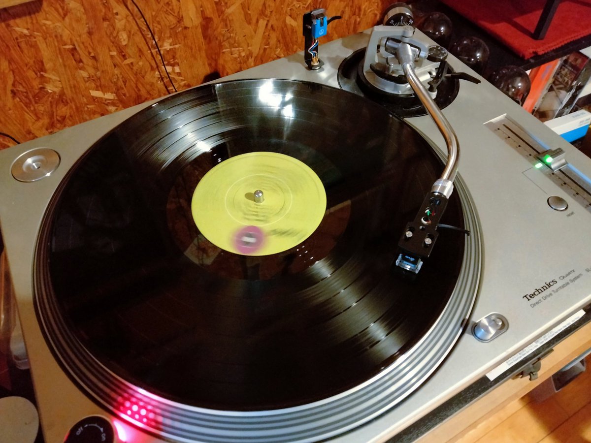 bittersweethome's tweet photo. 寝る前なので、さらりと聴けるものをチョイス。
US #RubberSoul 、エコーかけ過ぎ盤です。曲の終わりの残響が凄い。The Wordなんて正に洞窟！もう大変なんすから奥さん。 https://t.co/eXHGtpexIX