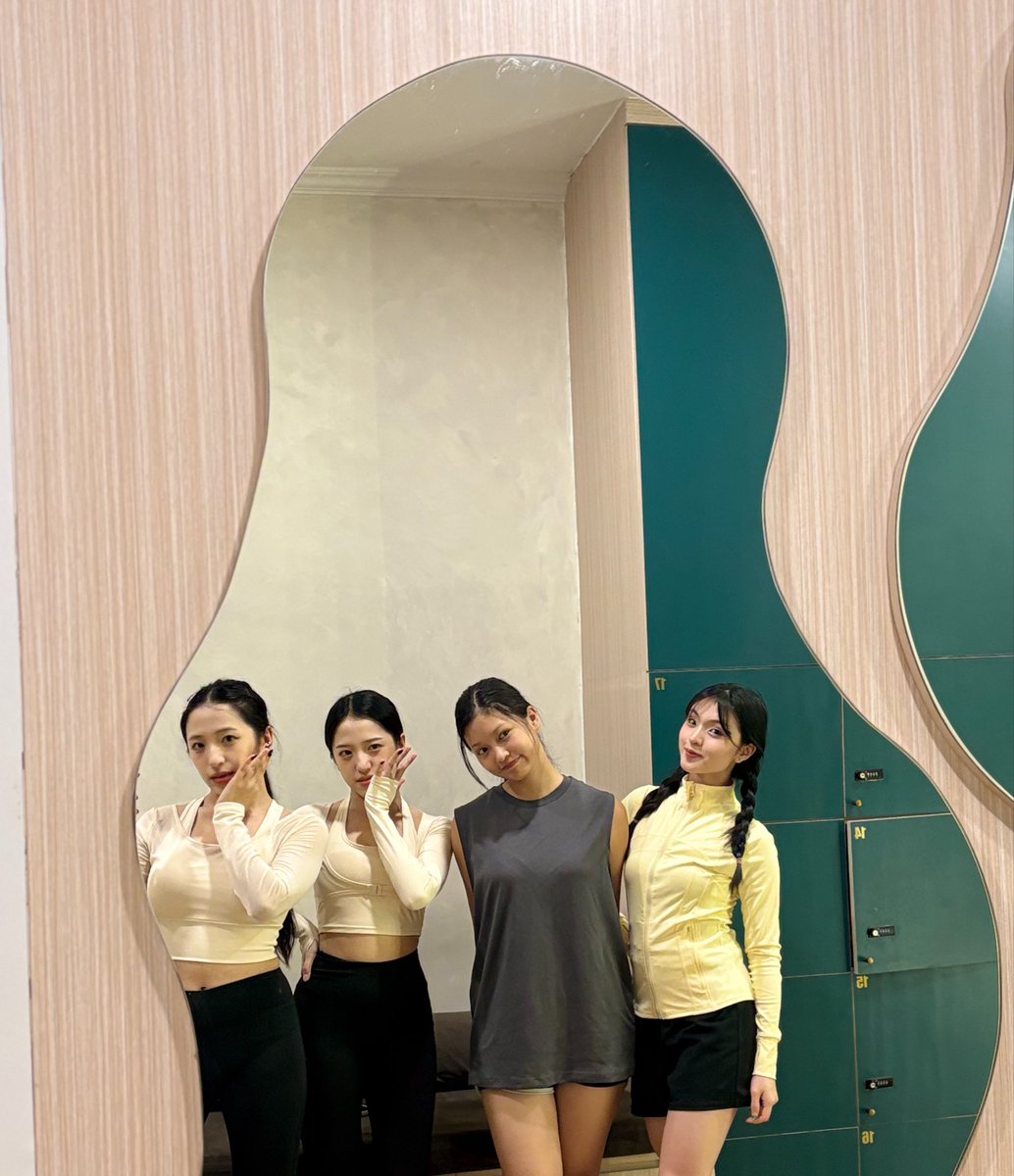 Daisy_JKT48's tweet photo. p @Y_CynthiaJKT48 @Elin_JKT48 @Danella_JKT48 https://t.co/FVgvj5OkZ0